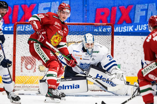 Moras Noah Steen och Karlskogas målvakt Marcus Hellgren