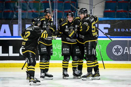 AIKs Richard Gynge jublar med lagkamrater