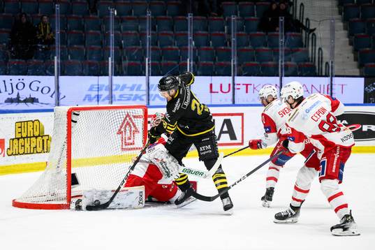 Västerviks målvakt Edvin Olofsson och AIKs Oscar Nord