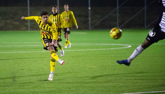 IFK Hässleholms Jan Al Salo skjuter 2-0 i träningsmatchen mellan IFK Hässleholm och Kristianstads FC i Sösdala 2 februari 2024.