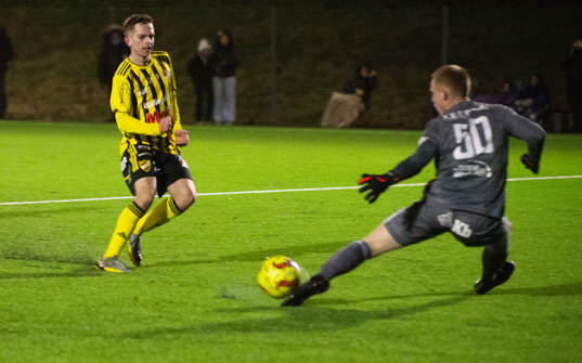 IFK Hässleholms Harry Thomasson nära överlista Kristianstads målvakt i träningsmatchen mellan IFK Hässleholm och Kristianstads FC i Sösdala 2 februari 2024.