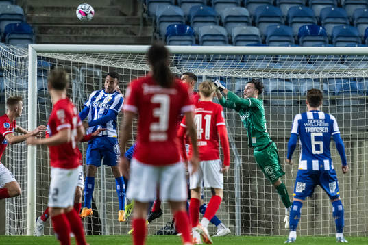 goalkeeper Elis Bishesari of IFK Göteborg