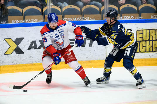 Oskarshamns Patrik Karlkvist och HV71s Oscar Fisker Molgaard