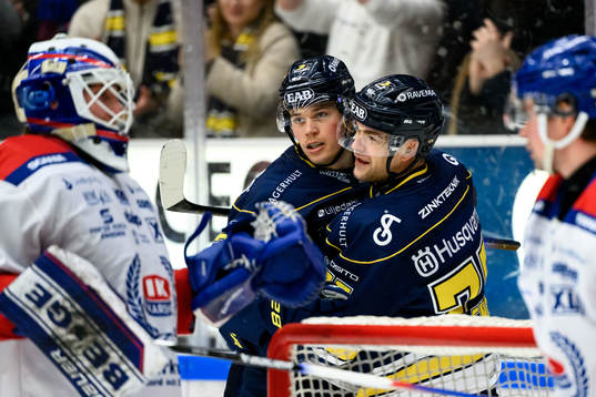 HV71s Måns Lindbäck och Radan Lenc jublar
