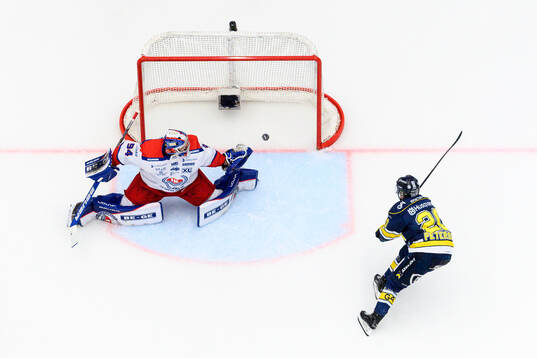 HV71s André Petersson gör 2-0 bakom Oskarshamns målvakt