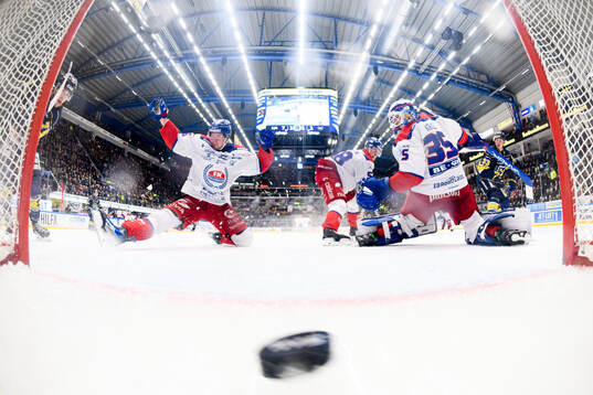 HV71s Radan Lenc gör 8-1 förbi Oskarshamns Lukas Pilö