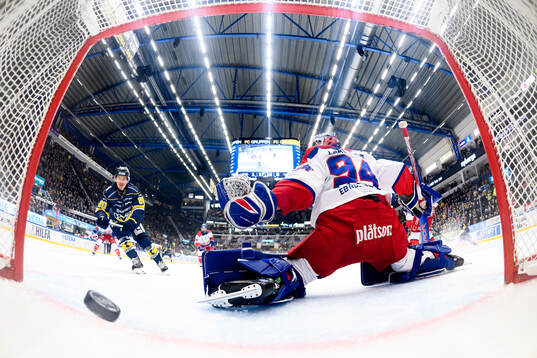 HV71s André Petersson gör 2-0 bakom Oskarshamns målvakt