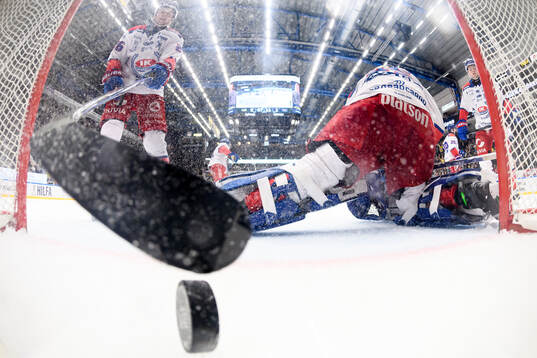 Oskarshamns Lukas Pilö plockar pucken ur målen