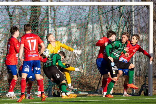 Tvååkers målvakt Albin Svensson och Varbergs Isak Bjerkebo