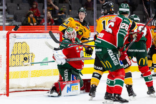 Luleås Niklas Olausson styr in reducering till 3-2 i mål