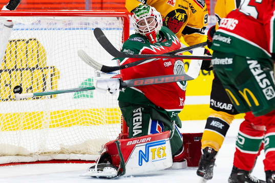 Luleås Niklas Olausson styr in reducering till 3-2 i mål