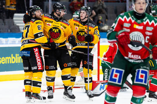 Luleås Niklas Olausson jublar ihop med Linus Omark och