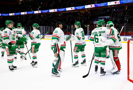 Rögles spelare jublar och tackar målvakt Petr Kvaca