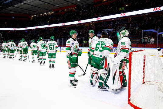 Rögles spelare tackar målvakt Petr Kvaca