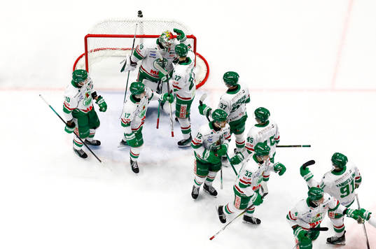 Rögles spelare tackar målvakt Petr Kvaca