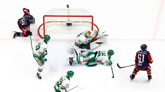 Spel framför Rögles mål med målvakt Petr Kvaca