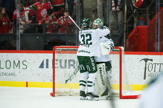 Färjestads Magnus Nygren och målvakt Maxime Lagacé jublar