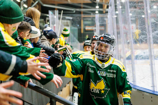 Östersunds Anton Öhman tackar publiken