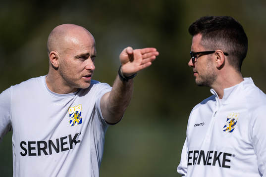 Tränare Jens Berthel Askou och assisterande tränare Sindre Tjelmeland