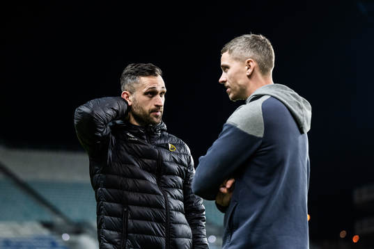 Assistant coach Emir Bajrami of Elfsborg talks to André