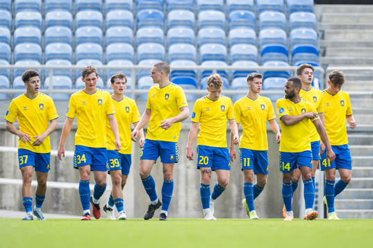 Clement Bischoff, Ludvig Vraa-Jensen, Adam Claridge, Rasmus Lauritsen, Mateusz Kowalczyk, Filip Bundgaard, Kevin Mensah and Oscar Schwatau of Brøndby celebrates after 0-1