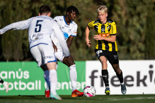 Madiodio Dia of Haugesund and Isak Brusberg of Häcken