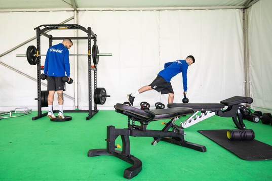 Alai Hussain Ghasem och Melvin Koliqi i gymmet