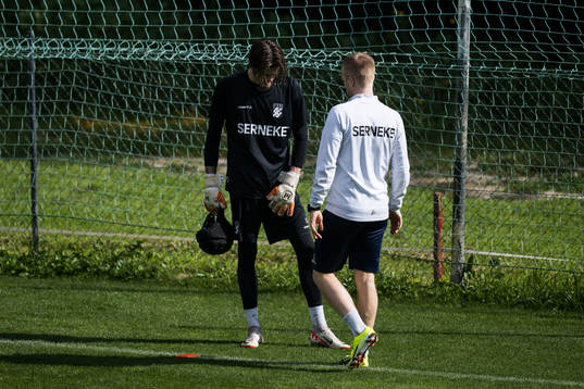 IFK Göteborgs målvakt Adam Benediktsson och fysioterapeut