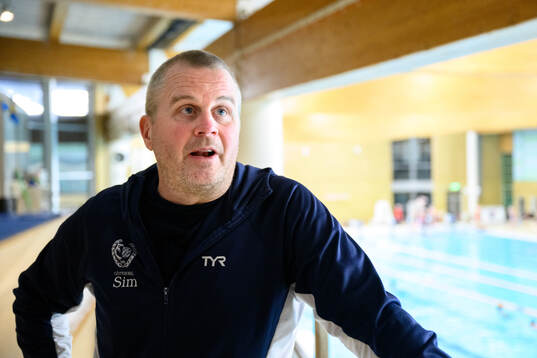 Michael Stone, klubbchef Göteborg Sim, blir intervjuad