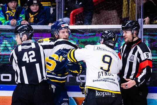 Bråk mellan Södertäljes Emil Alba och AIKs Richard Gynge