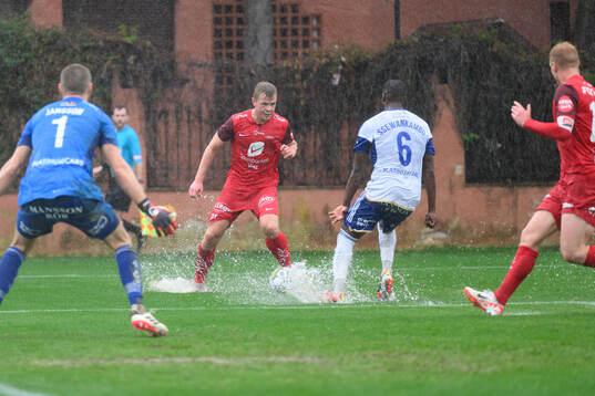 Aune Selland Heggebø of Brann and Isak Ssewankambo of IFK