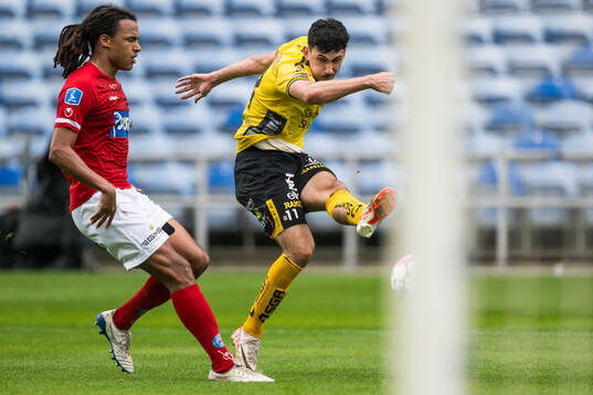 Robin Østrøm of Silkeborg and Dion Krasniqi of Elfsborg