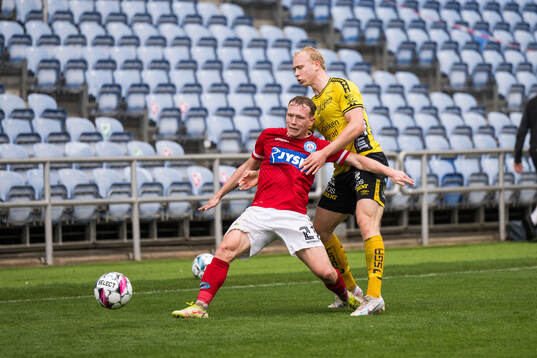 Anders Klynge of Silkeborg and André Boman of Elfsborg