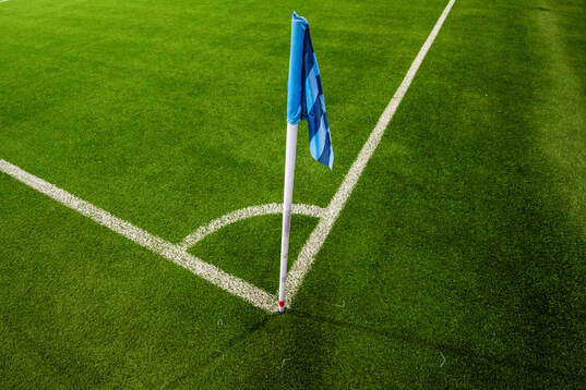 En hörnflagga i Djurgårdens färger på konstgräset i Tele2 Arena