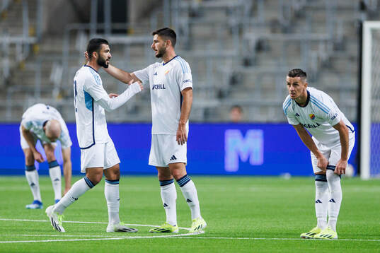 Djurgårdens Besard Sabovic jublar med Musa Gurbanli efter 1-2
