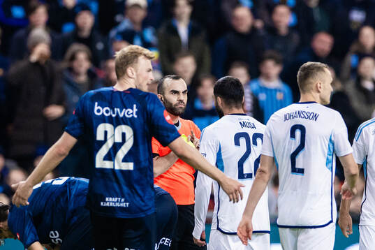 Domare Rambod Beigi och Djurgårdens Musa Gurbanli