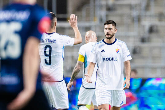 Djurgårdens Besard Sabovic jublar med Haris Radetinac efter 1-2