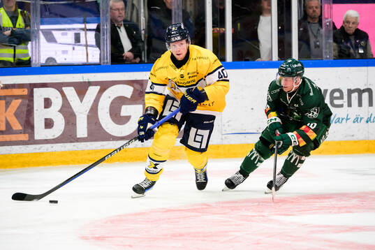 HV71s Oskar Stål-Lyrenäs och Färjestads Marcus Nilsson