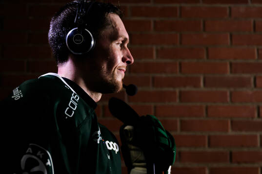 Färjestads Mattias Göransson blir intervjuad