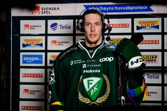 Färjestads Mattias Göransson blir intervjuad
