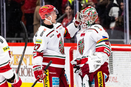 MoDos Niklas Folin och målvakt Lassi Lehtinen jublar