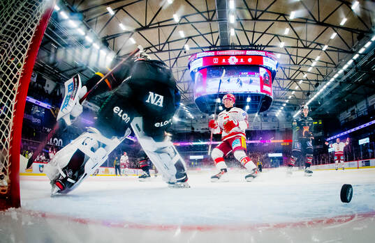 MoDos Riley Woods gör 0-1 på Örebros målvakt Jonas
