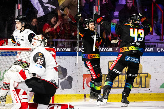 Luleås Brendan Shinnimin och Oscar Eklind jublar