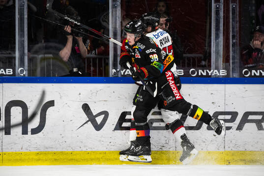 Luleås Olli Nikupeteri och Malmö Redhawks Joakim Ryan