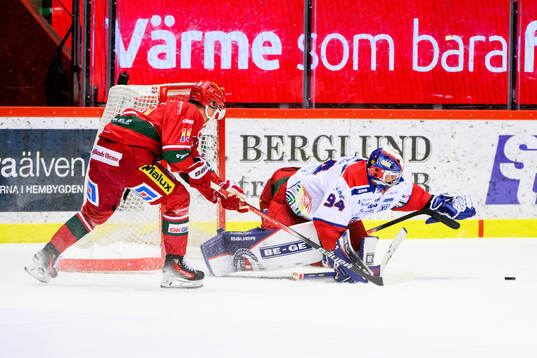 MoDos Erik Karlsson och Oskarshamns målvakt Marek Langhamer