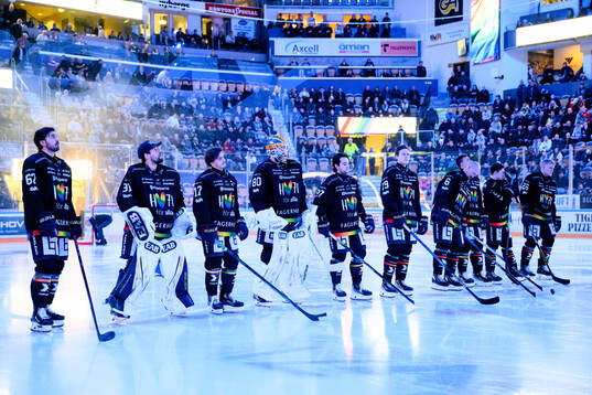 HV71s spelare vid lineup innan ishockeymatchen i SHL mellan