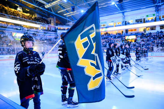 HV71s spelare vid lineup innan ishockeymatchen i SHL mellan