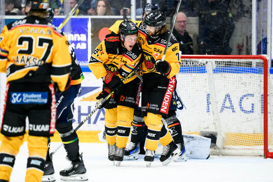 Luleås Juhani Tyrväinen jublar