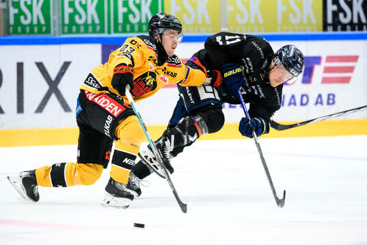 Luleås Jesper Sellgren och HV71s Simon Önerud