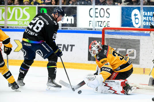 HV71s Joonas Nättinen och Luleås målvakt Matteus Ward